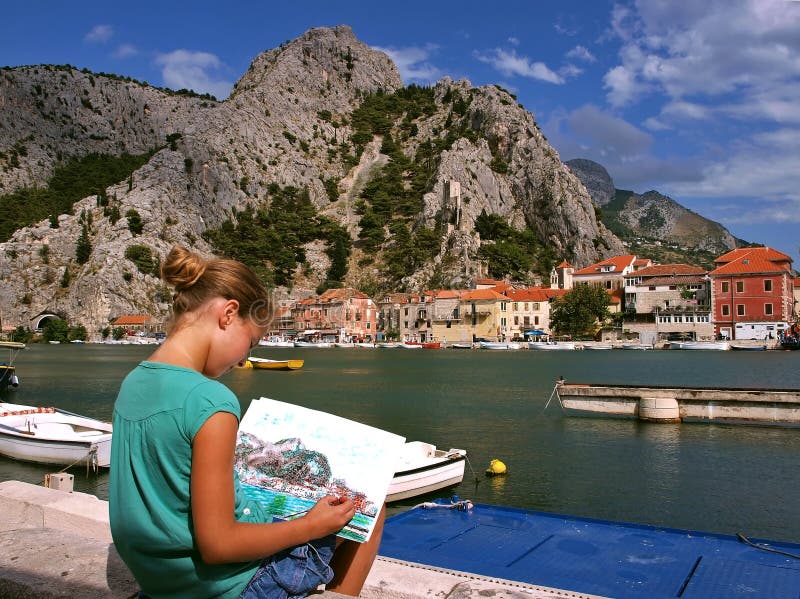 Dívka kreslení milované město Omiš (Chorvatsko-Dalmácie) na bílý papír.