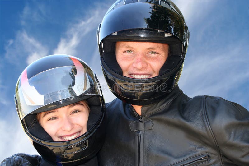 Zwei glückliche Motorradfahrer in Leder blauen Himmel im hintergrund.