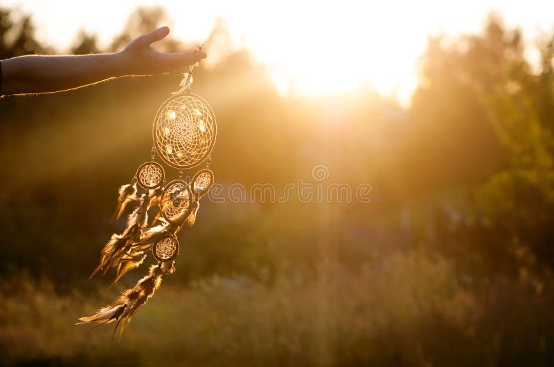Dreamcatcher, amuleto indigeno americano sul tramonto shaman immagini stock libere da diritti Dreamcatcher, amuleto indigeno americano sul tramonto shaman immagini stock libere da diritti