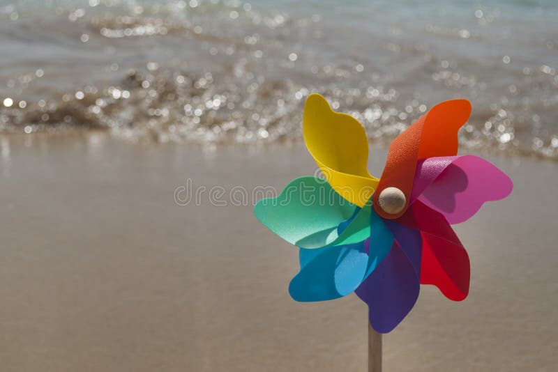 Drehendes buntes Regenbogenfeuerrad auf dem Strand lizenzfreies stockbild Drehendes buntes Regenbogenfeuerrad auf dem Strand lizenzfreies stockbild