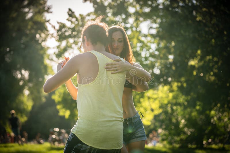 Drehenfrau Manns beim Tanzen von Bachata in der Sonne stockfoto Drehenfrau Manns beim Tanzen von Bachata in der Sonne stockfoto