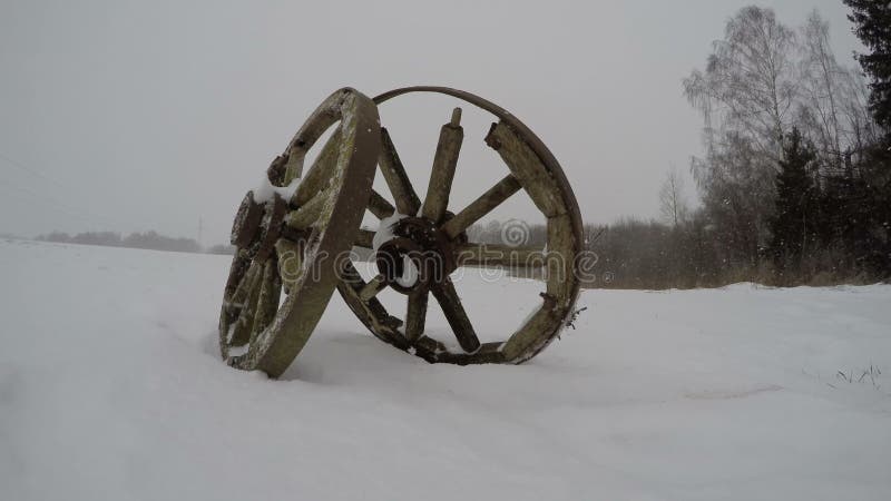 Dreht sich alter historischer Wagen des Pferd zwei auf Feld- und Winterschneefälle, Zeitspanne 4K