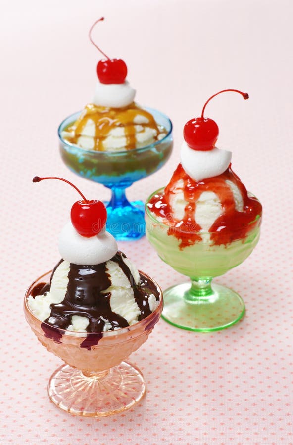 Drei Aromen von Eiscreme-Eiscremebechern in den Weinlese-Glas-Tellern