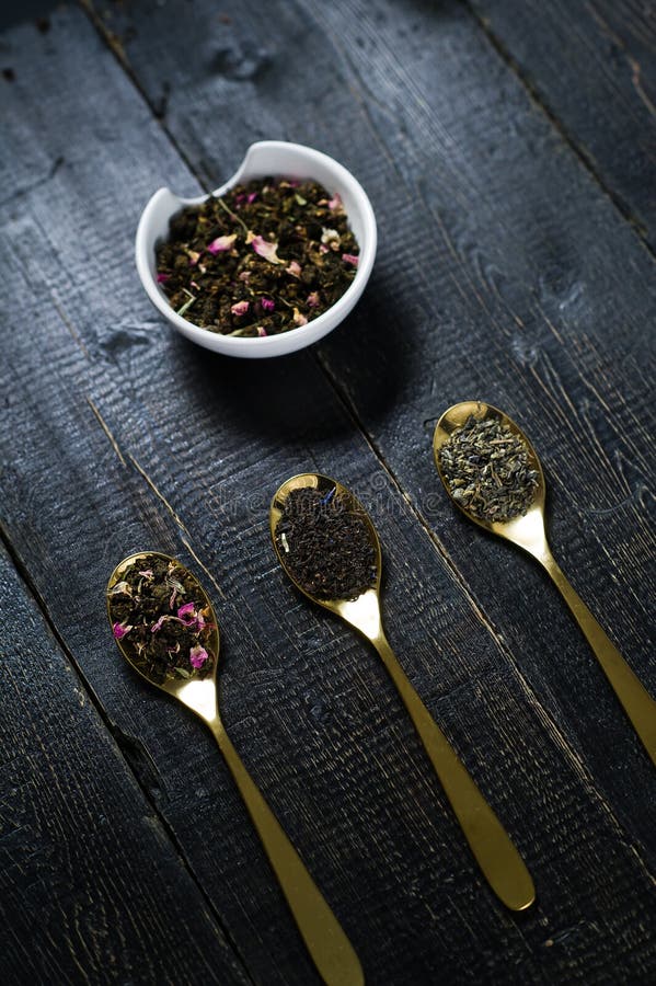 Drei Arten Tee in den Löffeln - grün, im Schwarzen und in Rooibos stockfotos Drei Arten Tee in den Löffeln - grün, im Schwarzen und in Rooibos stockfotos