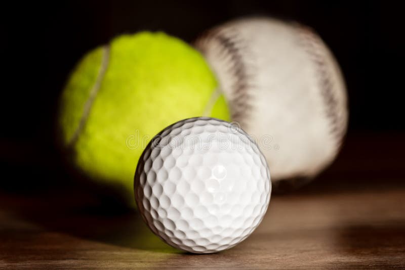 Drei Balls für Sport, Golf, Tennis und Baseball, Holztisch lizenzfreie stockfotografie Drei Balls für Sport, Golf, Tennis und Baseball, Holztisch lizenzfreie stockfotografie