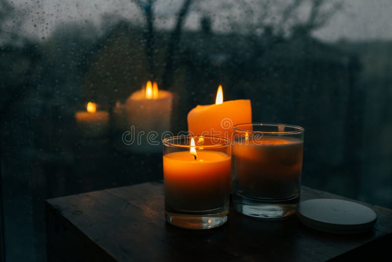 Drei brennende Kerzen stockfoto. Bild von brennende