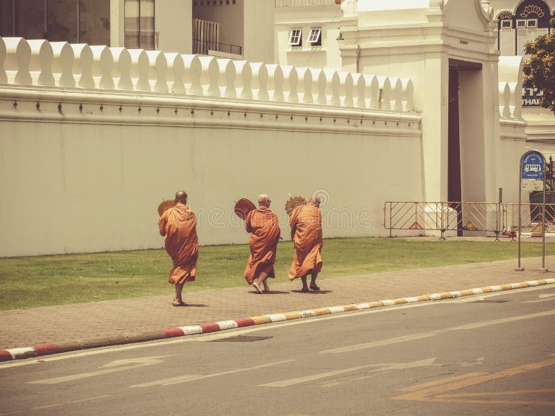 Drei buddhistische Mönche vor königlichem Palast Bangkok lizenzfreies stockfoto Drei buddhistische Mönche vor königlichem Palast Bangkok lizenzfreies stockfoto