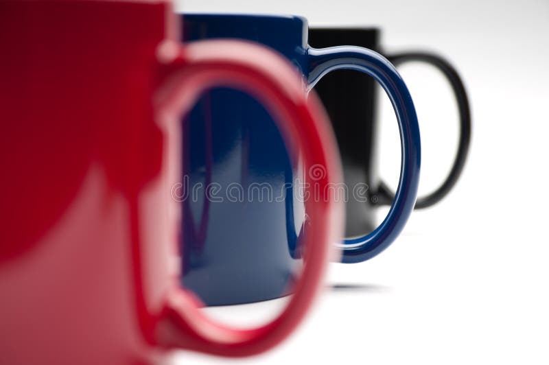 Drei bunte Cup lizenzfreie stockfotos Drei bunte Cup lizenzfreie stockfotos