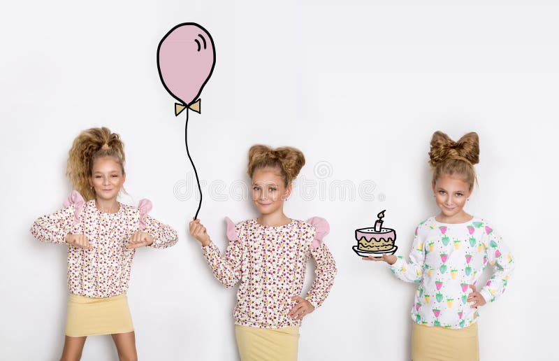 Drei erstaunliche schöne kleine Mädchen mit dem langen blonden Haar, das auf einem weißen Hintergrund und von ihnen Griffe ein Ba stockbilder Drei erstaunliche schöne kleine Mädchen mit dem langen blonden Haar, das auf einem weißen Hintergrund und von ihnen Griffe ein Ba stockbilder