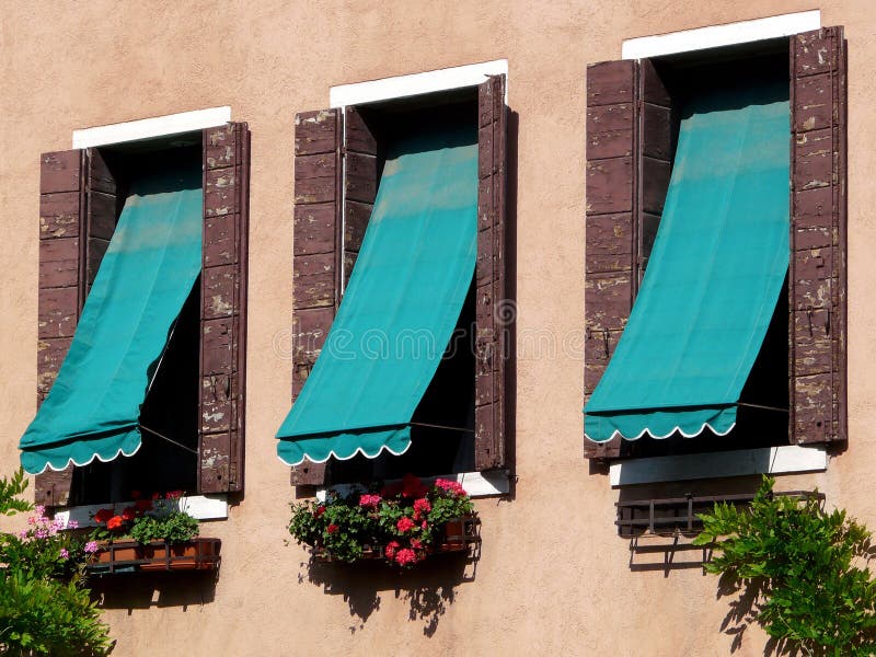 Drei Fenster Mit Markisen In Venedig Stockbild Bild von
