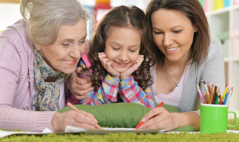 Drei Generationen von Frauen von einer Familie, die auf Boden und Dr. liegt stockfoto Drei Generationen von Frauen von einer Familie, die auf Boden und Dr. liegt stockfoto