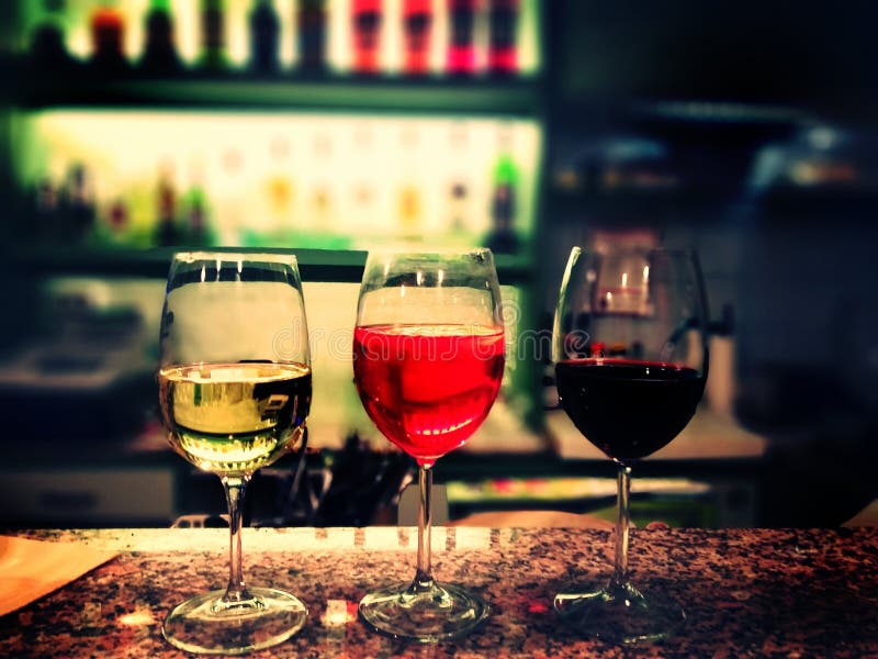 Drei Gläser verschiedene Arten des Weins an der Bar - Weinkonzept stockbild Drei Gläser verschiedene Arten des Weins an der Bar - Weinkonzept stockbild