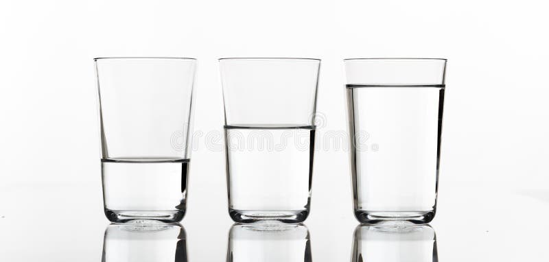 Drei Gläser Wasser stockfotografie Drei Gläser Wasser stockfotografie