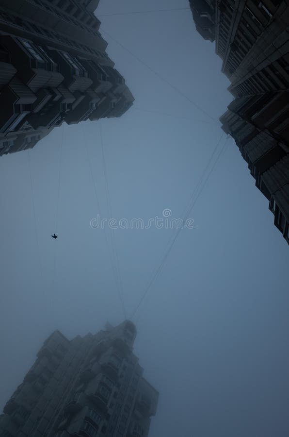 Drei große Wohngebäude inmitten eines scheußlichen Himmels. cyberpunk-Stilistik. lizenzfreies stockfoto
