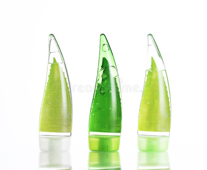 drei grüne Flaschen Make-up umweltfreundliches Gel, Shampoo und Creme auf weißem Hintergrund isolat stockbild drei grüne Flaschen Make-up umweltfreundliches Gel, Shampoo und Creme auf weißem Hintergrund isolat stockbild