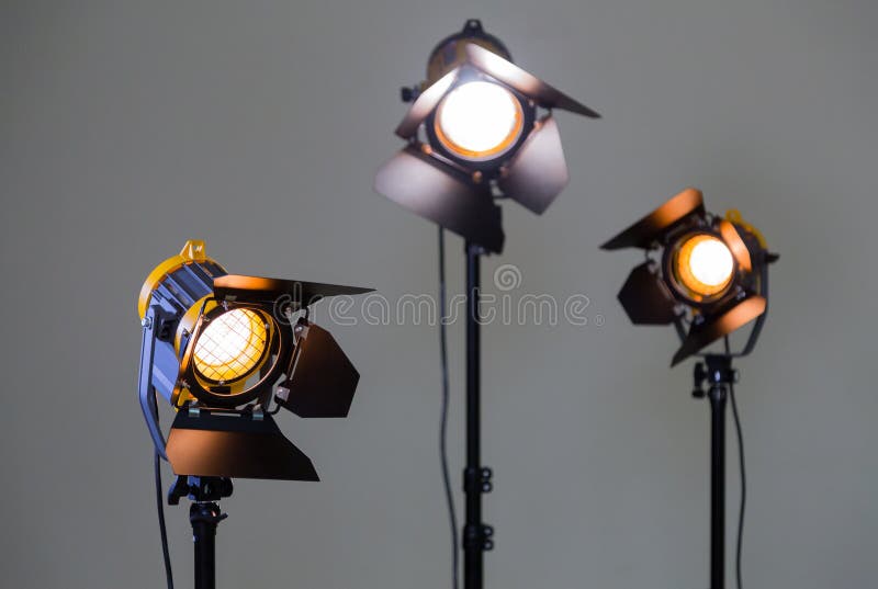 Drei Halogenscheinwerfer mit Fresnellinsen auf einem grauen Hintergrund Fotografieren und Filmen im Innenraum lizenzfreie stockfotografie Drei Halogenscheinwerfer mit Fresnellinsen auf einem grauen Hintergrund Fotografieren und Filmen im Innenraum lizenzfreie stockfotografie