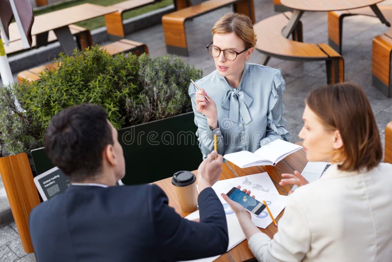Drei Hauptgeschäftsführer, die zukünftige Förderungen besprechen stockfoto Drei Hauptgeschäftsführer, die zukünftige Förderungen besprechen stockfoto