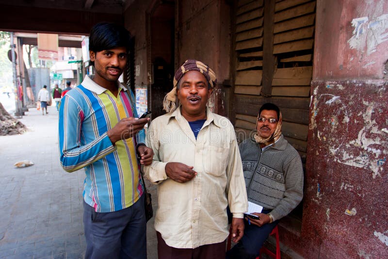 Drei indische Freunde unterschiedliches Altersgespräch outsid lizenzfreie stockfotos Drei indische Freunde unterschiedliches Altersgespräch outsid lizenzfreie stockfotos