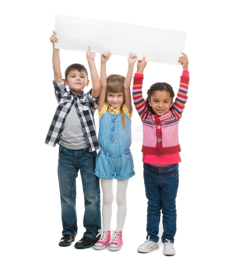 Drei Kinder, die leeres Blatt Papier halten stockbild Drei Kinder, die leeres Blatt Papier halten stockbild