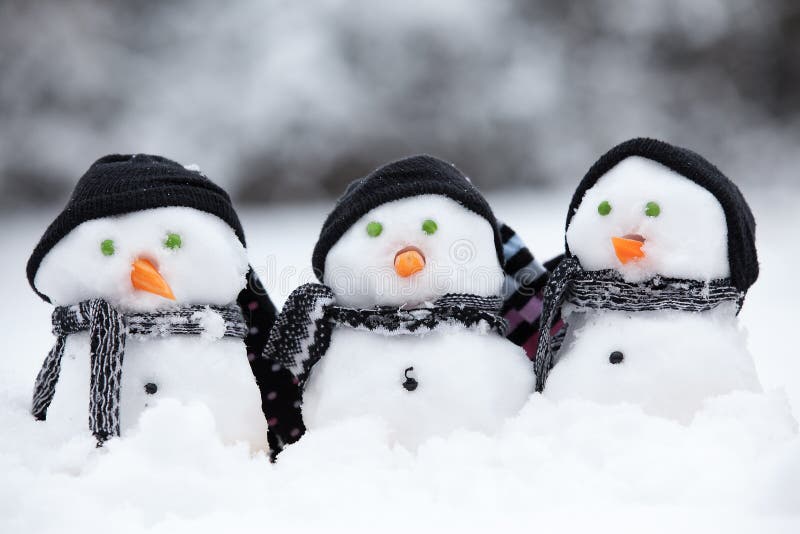 Drei Kleine Schneemänner Mit Hüten Stockfoto - Bild von frost ...