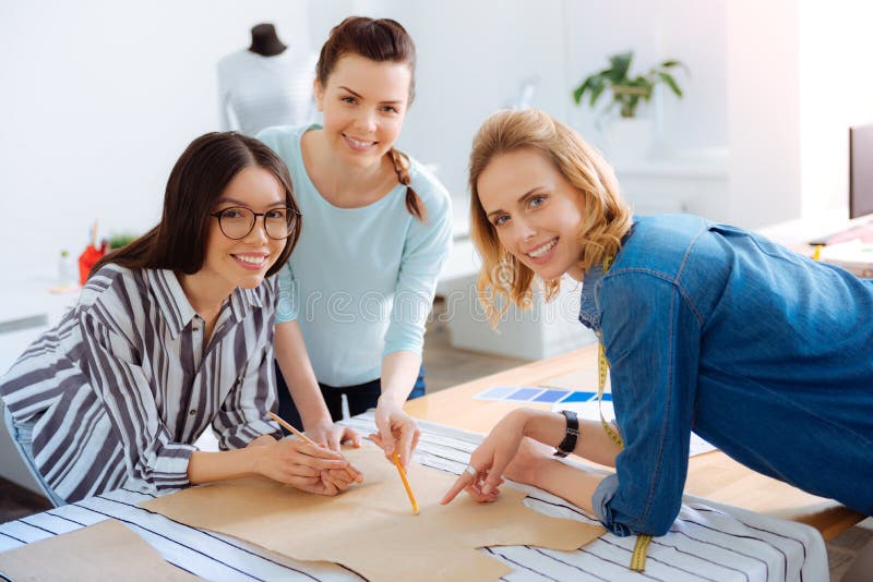 Drei Kollegen, die auf Kamera aufwerfen lizenzfreies stockbild Drei Kollegen, die auf Kamera aufwerfen lizenzfreies stockbild