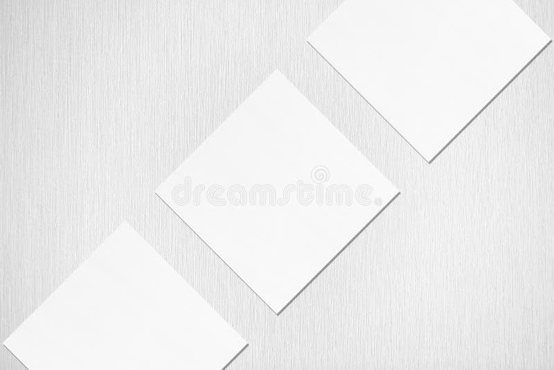 Weisse Quadrat Visitenkarten Mockups Die Diagonal Auf Grauem Betonboden Liegen Stockfoto Bild Von Quadrat Mockups
