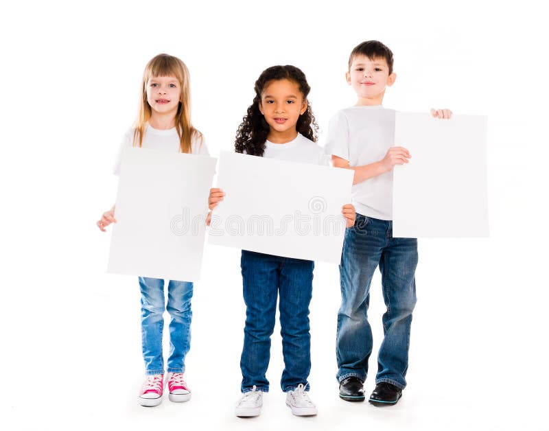 Drei lustige Kinder, die Papierfreie räume in den Händen halten lizenzfreies stockbild Drei lustige Kinder, die Papierfreie räume in den Händen halten lizenzfreies stockbild
