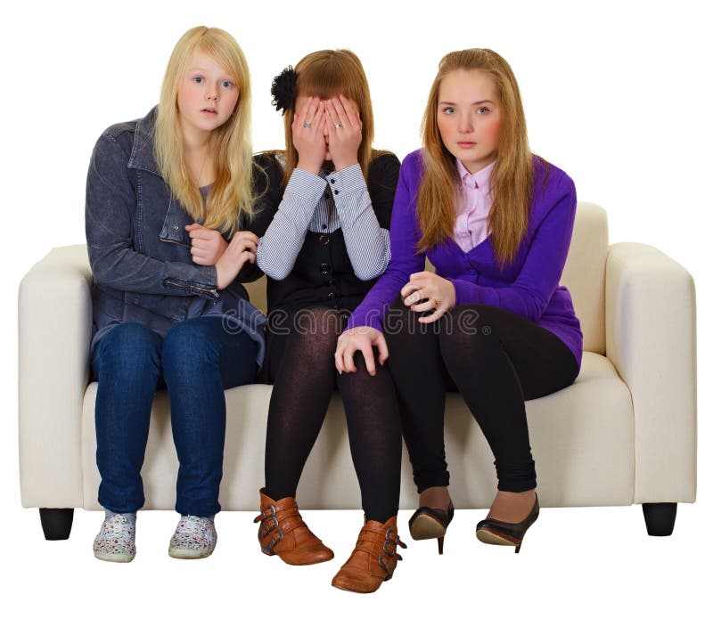 Drei Mädchen schauen einen Horrorfilm lizenzfreie stockbilder