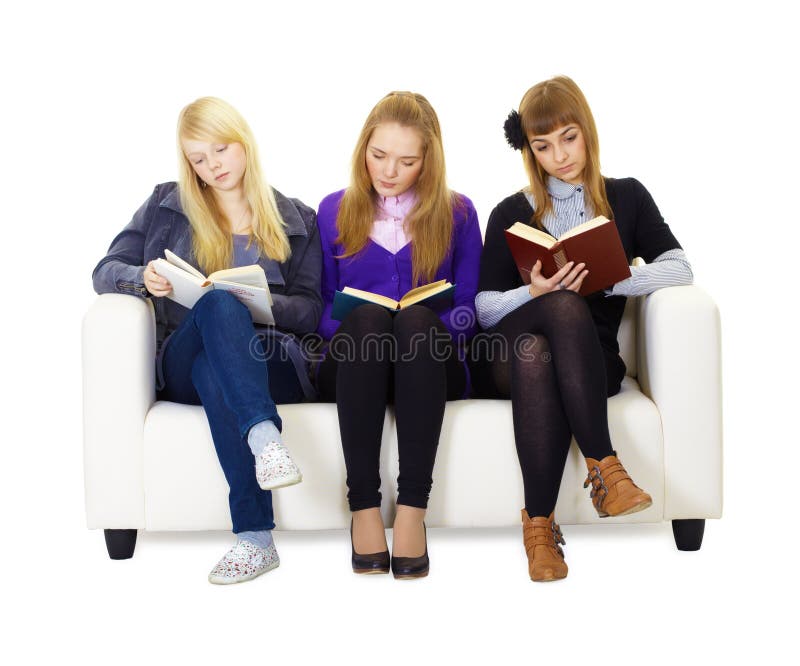 Drei Mädchenjugendlich sorgfältig gelesen den Büchern lizenzfreie stockbilder