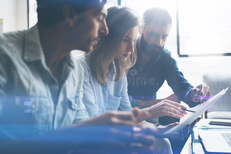 Drei Partner, die Forschung für neue Geschäftsrichtung machen Geschäftsleute, die Konzept treffen Unscharfer Hintergrund stockbilder Drei Partner, die Forschung für neue Geschäftsrichtung machen Geschäftsleute, die Konzept treffen Unscharfer Hintergrund stockbilder