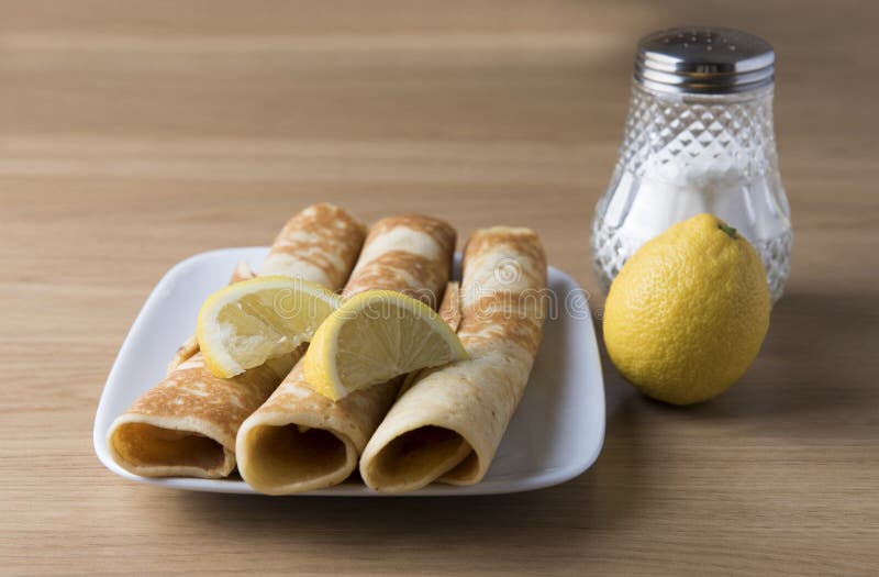 Drei Pfannkuchen Mit Zitrone Stockbild - Bild von pfannkuchen, keile ...