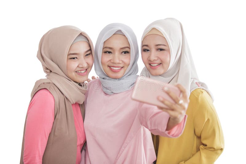 Drei schöne Geschwister, die selfies unter Verwendung der Mobiltelefonkamera nehmen lizenzfreie stockbilder Drei schöne Geschwister, die selfies unter Verwendung der Mobiltelefonkamera nehmen lizenzfreie stockbilder