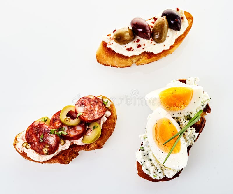 Drei sortierten frische Canapes auf geröstetem Stangenbrot stockfotos Drei sortierten frische Canapes auf geröstetem Stangenbrot stockfotos