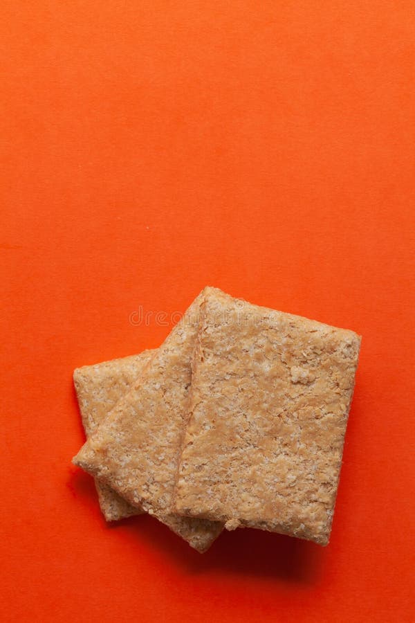 Drei Stücke indianischer Mithai-Dessert delikate weiche knusprige gajak-Bars. stockfotografie