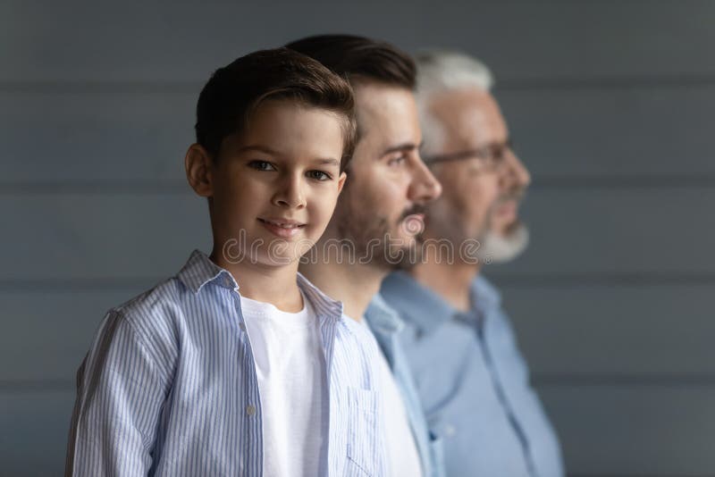 Drei verschiedene Männer Großvater kleiner Junge in Reihe stehen stockfotografie