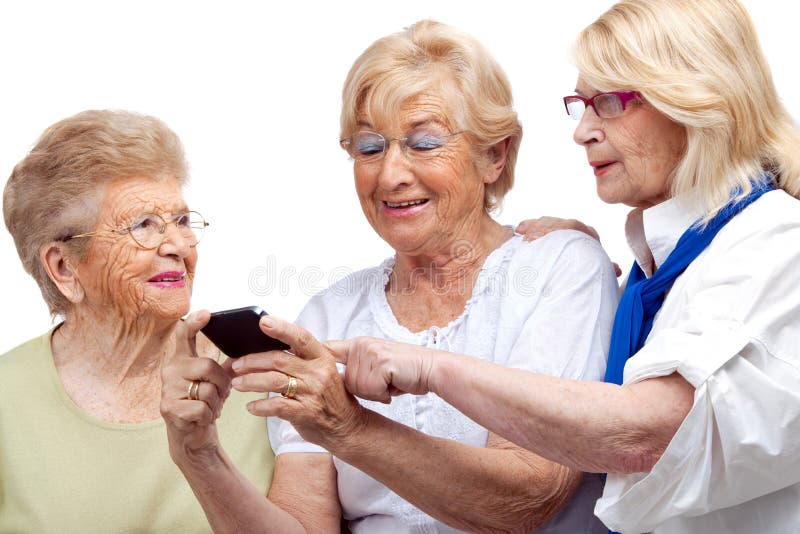 Drei ältere Frauen mit Mobiltelefon. lizenzfreies stockfoto Drei ältere Frauen mit Mobiltelefon. lizenzfreies stockfoto