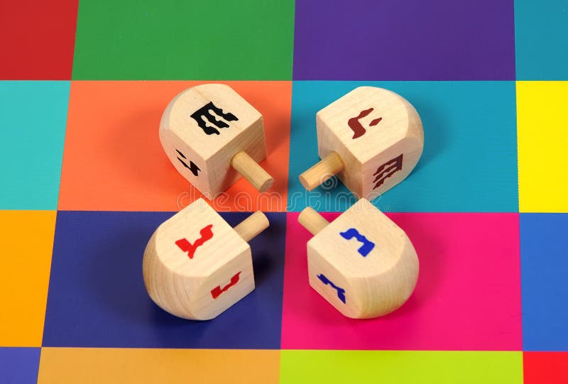 Dreidels colorato fotografia stock libera da diritti Dreidels colorato fotografia stock libera da diritti