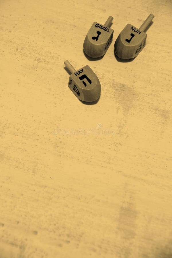 Dreidels de madera para Jánuca (top de giro) sobre backgro del vintage imagenes de archivo Dreidels de madera para Jánuca (top de giro) sobre backgro del vintage imagenes de archivo