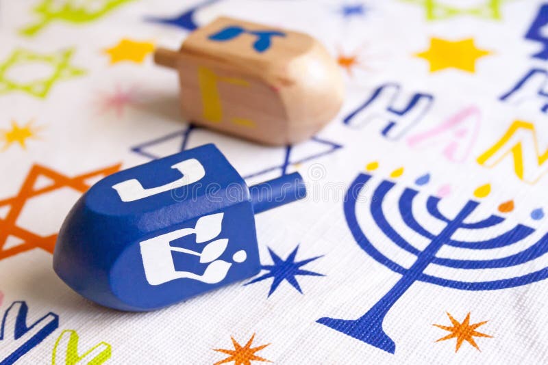 Dreidels Хануки в таблице стоковое изображение rf Dreidels Хануки в таблице стоковое изображение rf