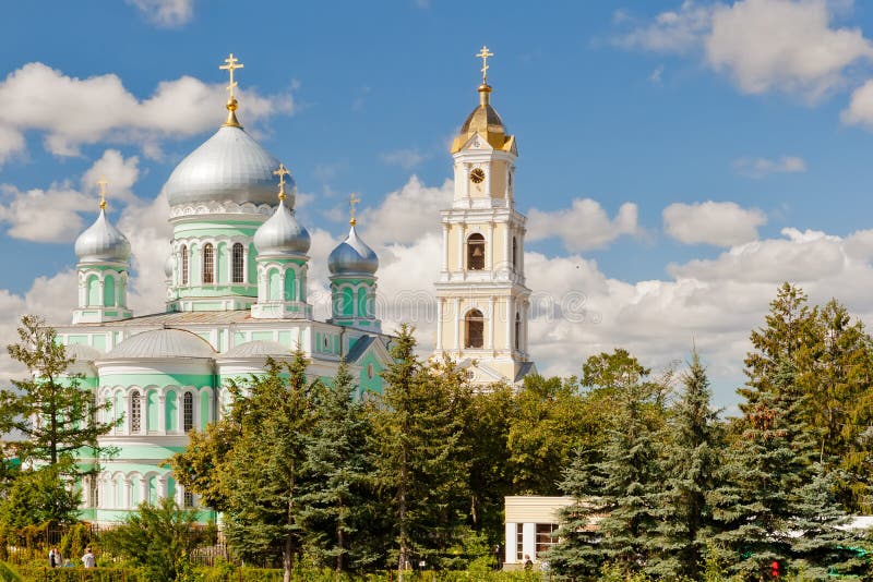 Kirche der Heiligen Dreifaltigkeit und Glockenturm des Troizki-Serafimowo-Divejewski-Klosters stockfotografie