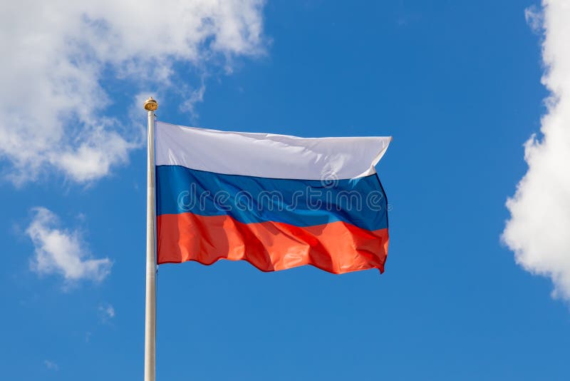 Dreischwingige Russische Farbe. Die Flagge Von Russland Flattert Im Wind an  Einem Sonnigen Tag. Flagge Der Russischen Föderation a Stockbild - Bild von  sozial, farben: 224812695