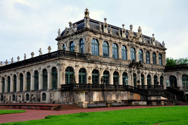 Dresda, Germania: Palazzo di Zwinger immagine stock libera da diritti Dresda, Germania: Palazzo di Zwinger immagine stock libera da diritti