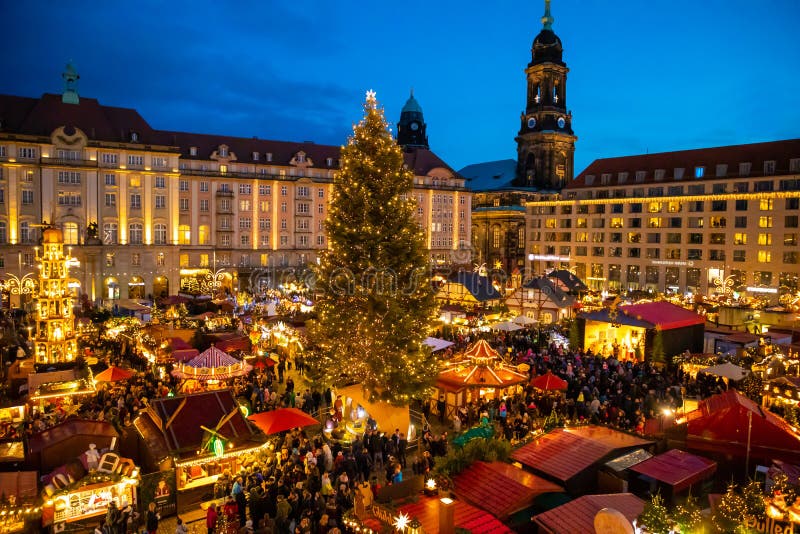 Dresde, Allemagne - 9 12 2018 : Les gens visitent le marché Striezelmarkt de Noël à Dresde, Allemagne photographie stock libre de droits Dresde, Allemagne - 9 12 2018 : Les gens visitent le marché Striezelmarkt de Noël à Dresde, Allemagne photographie stock libre de droits