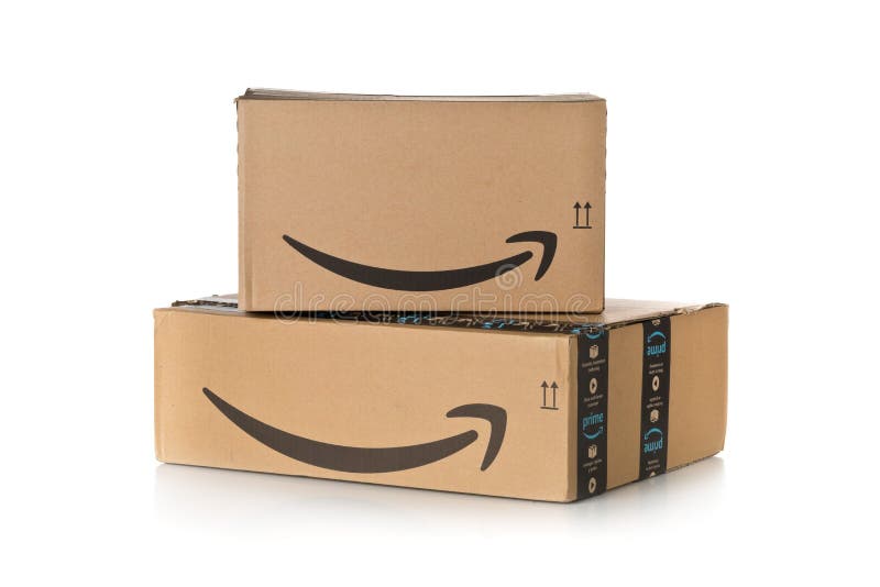 DRESDEN, ALEMANIA - 3 DE ABRIL DE 2019: Pila de paquetes del Amazon Prime sobre el fondo blanco fotografía de archivo DRESDEN, ALEMANIA - 3 DE ABRIL DE 2019: Pila de paquetes del Amazon Prime sobre el fondo blanco fotografía de archivo