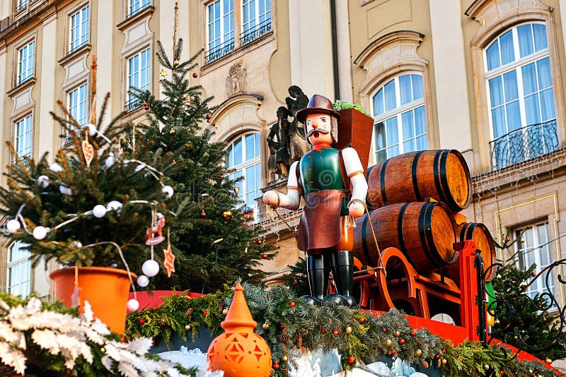 Dresden, Alemania, el 19 de diciembre de 2016: Celebración de la Navidad en Europa Decoraciones tradicionales de tejados de tiend fotografía de archivo libre de regalías Dresden, Alemania, el 19 de diciembre de 2016: Celebración de la Navidad en Europa Decoraciones tradicionales de tejados de tiend fotografía de archivo libre de regalías