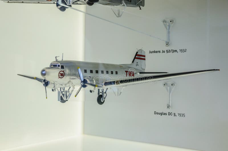 DRESDEN, DEUTSCHLAND - MAI 2015: Passagierflugzeug Douglas DC-3 i 1935 lizenzfreie stockbilder DRESDEN, DEUTSCHLAND - MAI 2015: Passagierflugzeug Douglas DC-3 i 1935 lizenzfreie stockbilder