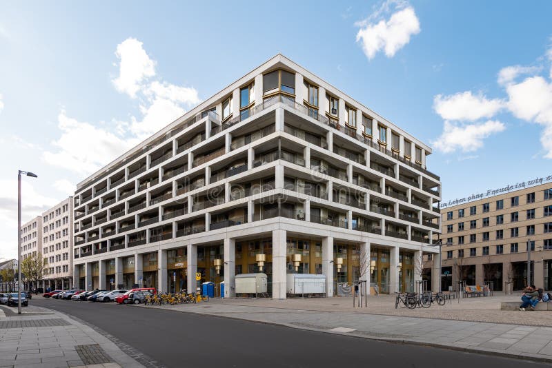 Dresden MaryAnn Building of the Adler Group. Dresden MaryAnn budynek mieszkalny na zewnątrz w okolicy Postplatz. Nowoczesna fasada architektury mieszkaniowej w centrum miasta. Projekt mieszkaniowy grupy Adler.