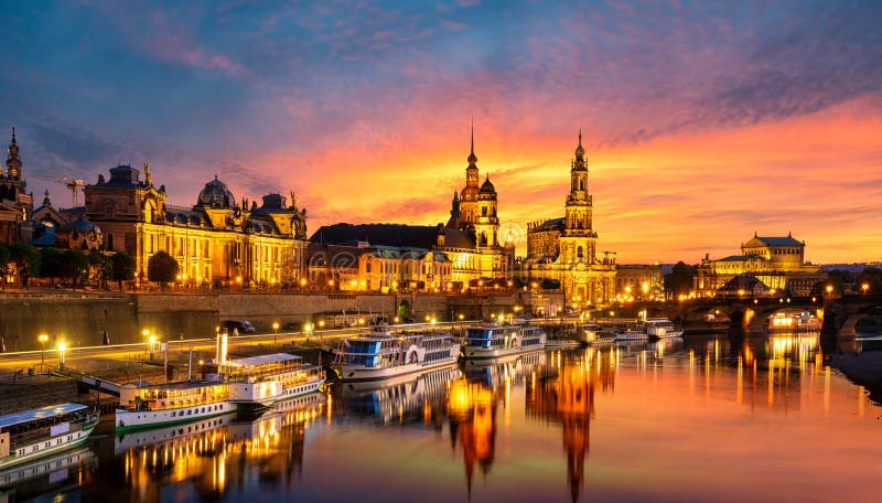 Dresden stadshorisont - aftonpanorama av staden, Dresden, saxofon arkivfoton Dresden stadshorisont - aftonpanorama av staden, Dresden, saxofon arkivfoton