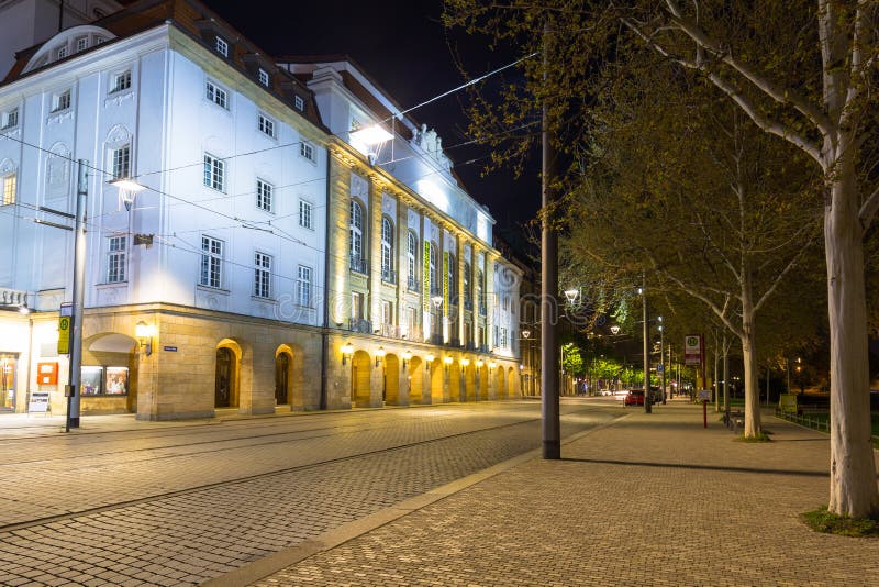 Dresden Tyskland - April 19, 2019: Härlig arkitektur av den gamla staden i Dresden på natten, Sachsen germany royaltyfri bild Dresden Tyskland - April 19, 2019: Härlig arkitektur av den gamla staden i Dresden på natten, Sachsen germany royaltyfri bild