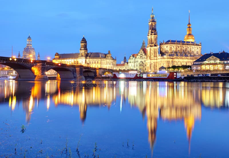 dresden Германия, во время twilight голубого часа с отражением стоковое фото rf dresden Германия, во время twilight голубого часа с отражением стоковое фото rf